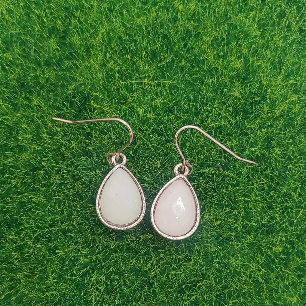 Light Green Sparkle Drop Earrings E1022‎